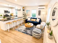 Entire cottage, walk to/from ferry & downtown, newly renovated, parking on site