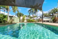 Spacious Retreat With Courtyard Resort Pool - Homestays