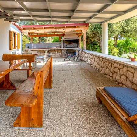 Dundo House
