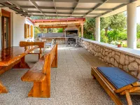 Dundo House