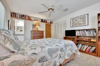 Coastal Home w Hot Tub Firepit and Music Lounge - Wifi