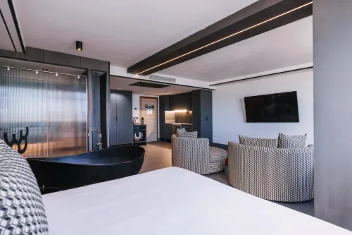 Poem Suites by Airnest - Condos