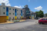 Days Inn & Suites by Wyndham Augusta Near Fort Eisenhower - parking