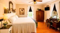 Romantic Historic Farmhouse - Pond - Porch - Fenced - 8 Miles to Brenham - Homestays