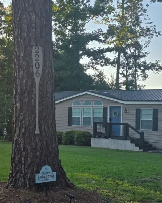 FamiLee Lakehouse Retreat Football & Fishing DogFriendly w-HotTub & BoatDock - 4-Star