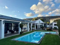 Sixteen Guesthouse on Main - Pools