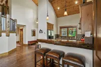 Cozy private cabin with hot tub, and ski in and out - Chalets