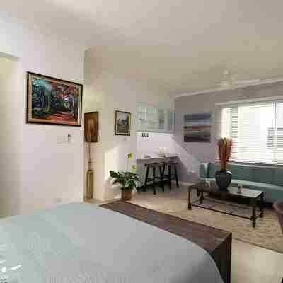1-Bed Smart Access Condo Near Bob Marley Museum Rooms