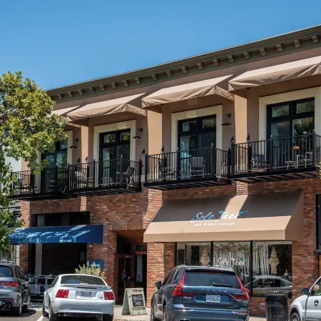 Paso Park Suites by Avantstay Balcony Over the Square + Walkable Paso Robles