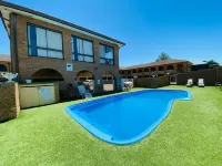 Cumberland Motor Inn - Pools