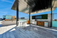Luxury Houston Apartment: Rooftop Pool, City Views & King Beds Near Downtown - Condos
