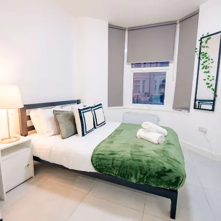 Stylish 1BR Ground Level with Private Patio Garden