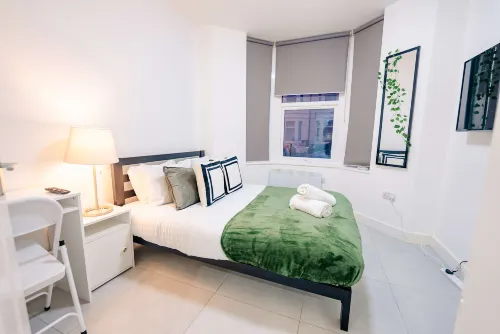 Stylish 1BR Ground Level with Private Patio Garden - 2-Star