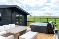 The Paddock Lodge with Hot Tub - Bathtub