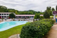 Lloyd's on the River Country Inn by OYO - Pools