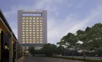 DoubleTree by Hilton Pune - Chinchwad - สระว่ายน้ำบนดาดฟ้า