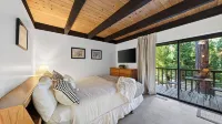Tahoe Pines Retreat by Avantstay Pine-view Townhome Shared Pool + Mins to Northstar - Wi-Fi