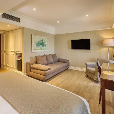 Hera Hotel Hotels near Metamorphosis