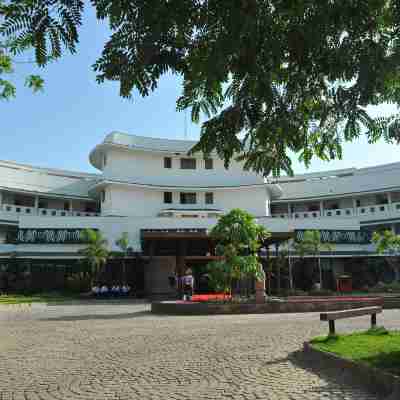 Gulmohar Greens Golf & Country Club Hotel Exterior