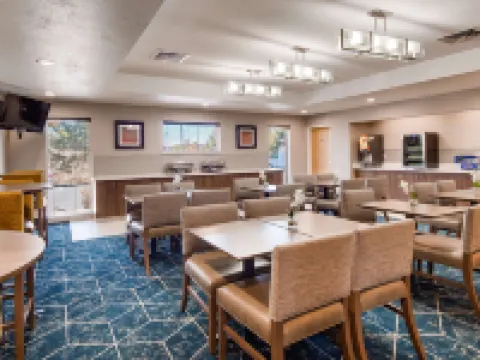 ベスト ウエスタン プラス ゲートウェイ イン & スイーツ オーロラのホテル