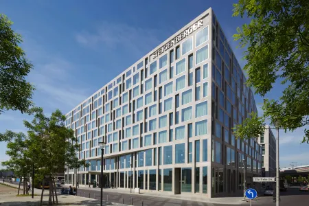 Steigenberger Hotel am Kanzleramt Отели рядом с достопримечательностью «КПП Чарли»