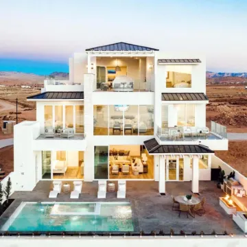 紅色遮陽篷的海灘前