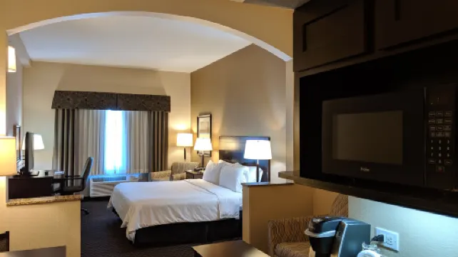 Holiday Inn Express & Suites CLINTON by IHG