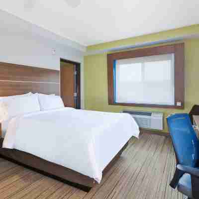 Holiday Inn Express & Suites Petoskey Rooms