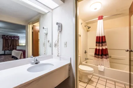 Red Roof Inn & Suites Clinton, TN Отели рядом с достопримечательностью «ТУРА Клинч Ривер Аксесс»