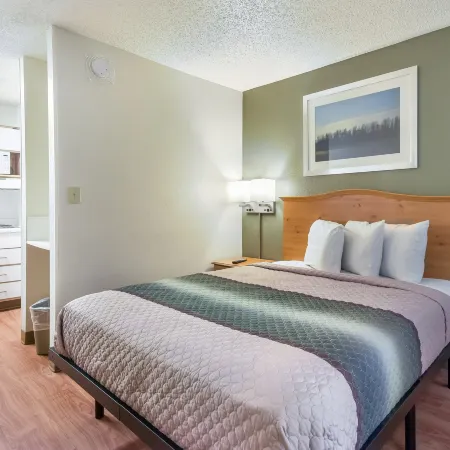 HomeTowne Studios By Red Roof Dallas - North Addison/ Tollway