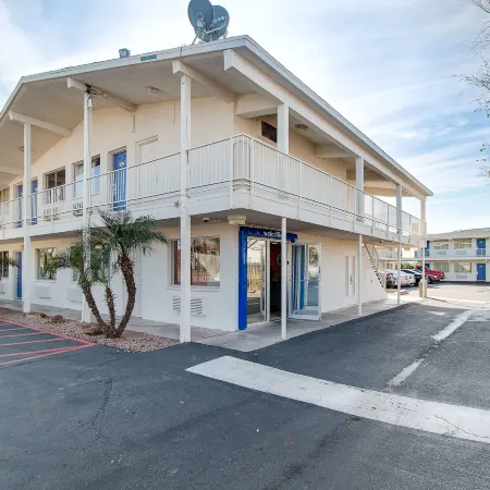 Motel 6-Phoenix, AZ - East Отели рядом с достопримечательностью «Зоопарк Феникса»