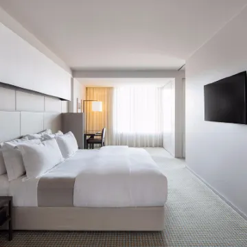 Hotel Realm Hotels near Patrick White Lawns