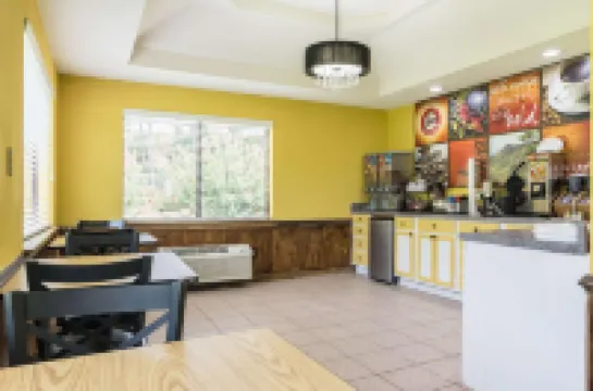 Travelodge by Wyndham Macon West