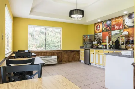 Travelodge by Wyndham Macon West