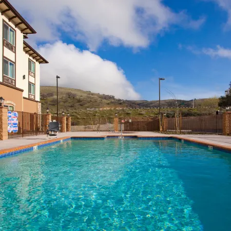 Holiday Inn Express & Suites FRAZIER PARK by IHG