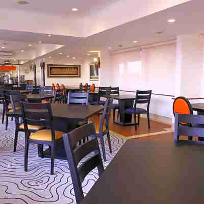 Jakarta Airport Hotel Dining/Meeting Rooms