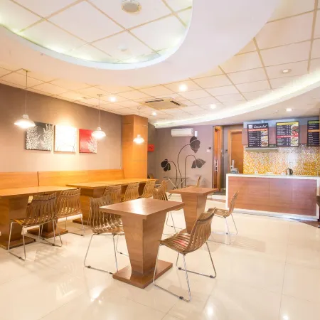 Life Hotel Mayjend Sungkono