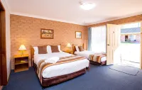 Golden Chain Aalana Motor Inn - parking