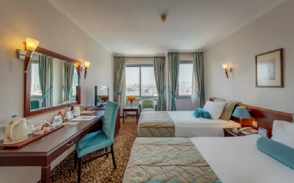 Best Western Plus Khan Hotel Отели рядом с достопримечательностью «Ворота Адриана»