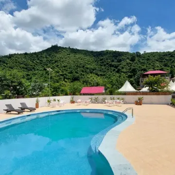 Shalom Farmhouse by the Hillside