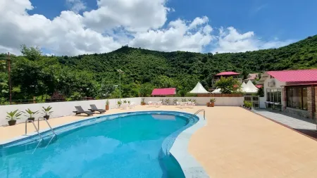 Shalom Farmhouse by the Hillside