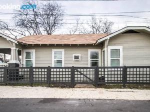 Hackberry St #A Renovated 2Br/2BA Near Downtown