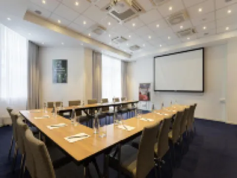 Cosmos Ekaterinburg Hotel (Космос Екатеринбургбывш. Park Inn by Radisson Ekaterinburg)