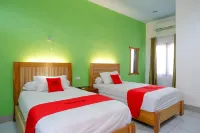 RedDoorz Near Taman Makam Pahlawan Tatura Hotels in Tatanga