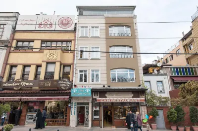 Star Holiday Hotel Hotel in zona Basilica Cisterna