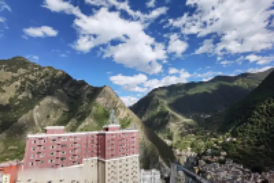 Yajiang Jinzang Hotel