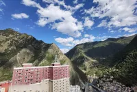 Yajiang Jinzang Hotel
