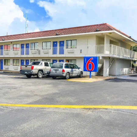 Motel 6 Huntsville, TX