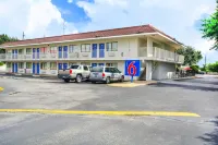 Motel 6 Huntsville, TX