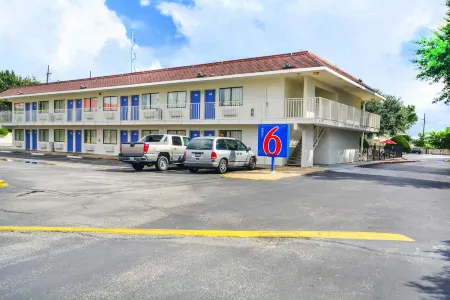 Motel 6 Huntsville, TX